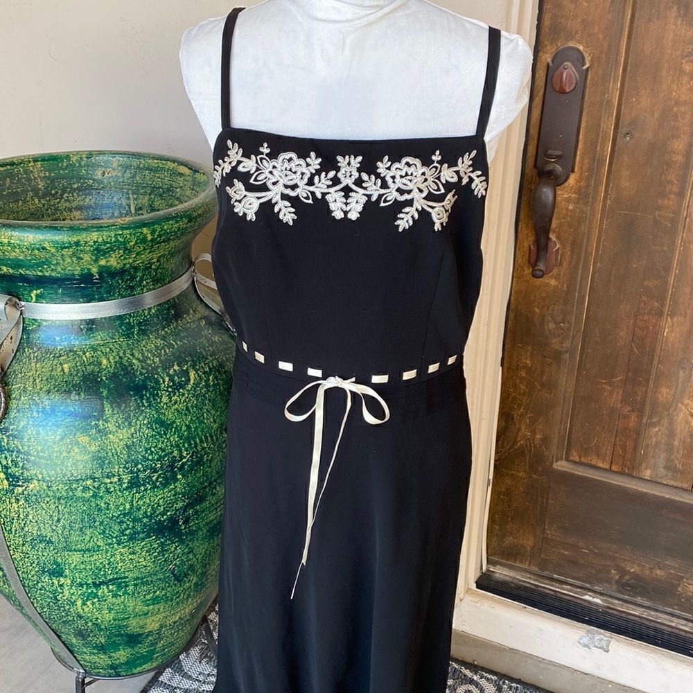Embroidered front side zip strapless dress